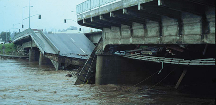 A bridge over the San Lorenzo River was no match for the 1982 El Niño. (Photo by Greg Griggs)