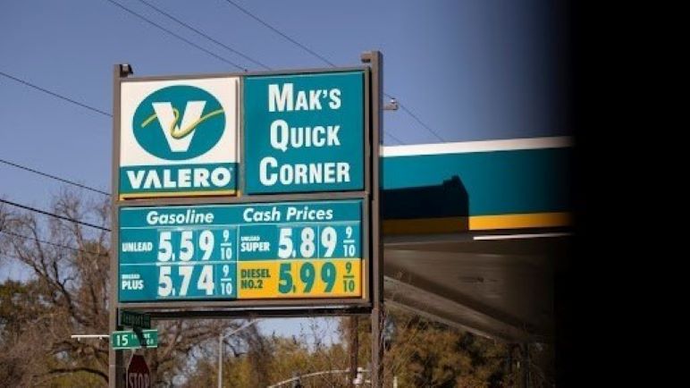 Image for display with article titled California Begins Big Oil Inquiry to Lower Gas Prices