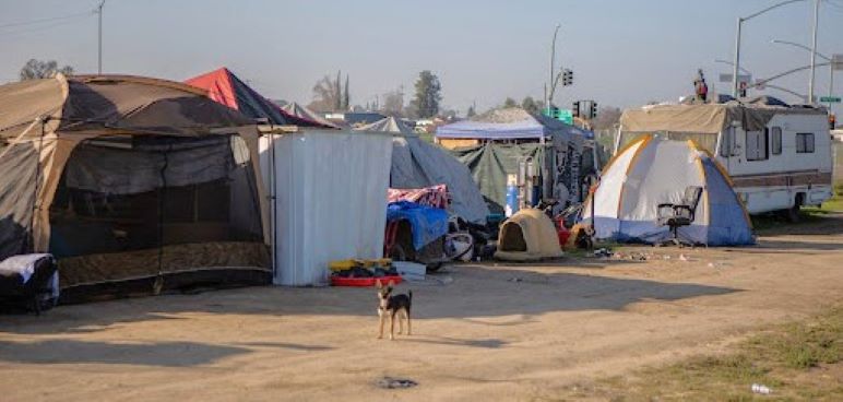 Image for display with article titled U.S. Supreme Court Case Tests Power of Cities to Clear Homeless Encampments